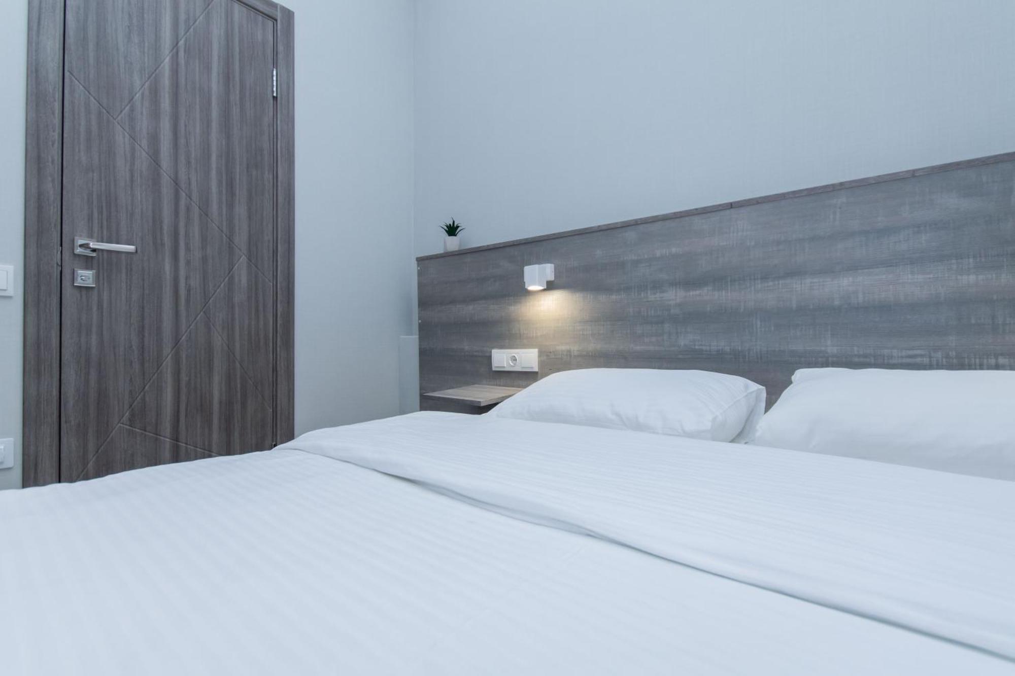 Seven Hotell Vyshneve Eksteriør bilde